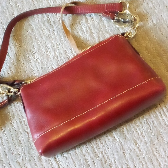 Dooney burgundy leather & gold chain shoulder bag EUC 9" X 5" X 2" - Picture 6 of 9